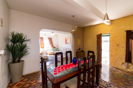 Casa à venda com 200m², 6 quartos e 1 vaga Casa à venda com 200m², 6 quartos e 1 vagaCasa 2 - Sala