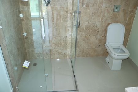 Casa de condomínio para alugar com 440m², 5 quartos e 15 vagasBanheiro da Suíte 1