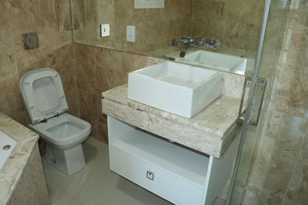 Casa de condomínio para alugar com 440m², 5 quartos e 15 vagasBanheiro da Suíte 2