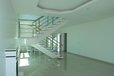 Casa de condomínio para alugar com 440m², 5 quartos e 15 vagasSala