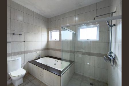 Casa à venda com 320m², 3 quartos e 5 vagasBanheiro da Suíte 2