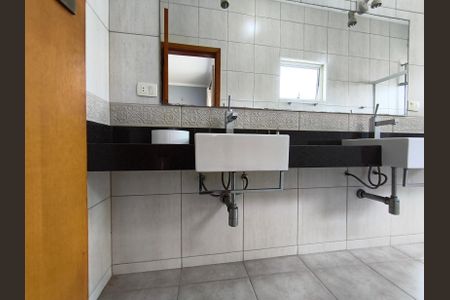 Casa à venda com 320m², 3 quartos e 5 vagasBanheiro da Suíte 2