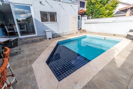 Casa à venda com 247m², 4 quartos e 4 vagasPiscina