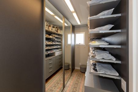 Apartamento à venda com 260m², 4 quartos e 4 vagas Apartamento à venda com 260m², 4 quartos e 4 vagasCloset da suíte 1