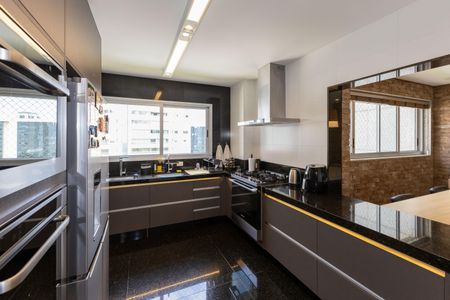 Apartamento à venda com 260m², 4 quartos e 4 vagas Apartamento à venda com 260m², 4 quartos e 4 vagasCozinha