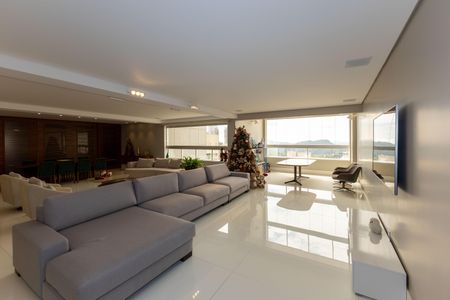 Apartamento à venda com 260m², 4 quartos e 4 vagas Apartamento à venda com 260m², 4 quartos e 4 vagasSala de TV