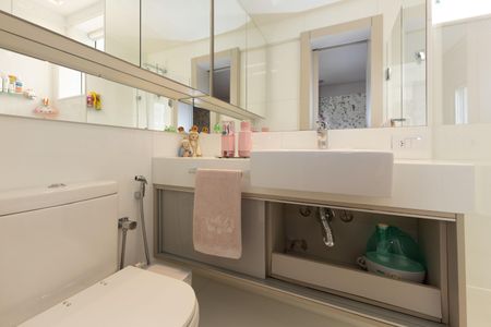 Apartamento à venda com 260m², 4 quartos e 4 vagas Apartamento à venda com 260m², 4 quartos e 4 vagasBanheiro da Suíte 2 e 3