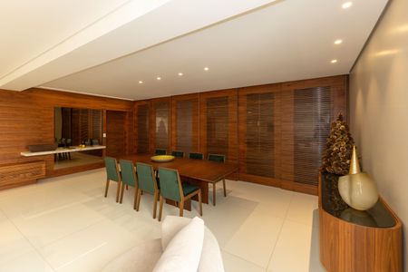 Apartamento à venda com 260m², 4 quartos e 4 vagas Apartamento à venda com 260m², 4 quartos e 4 vagasSala de Jantar
