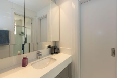 Apartamento à venda com 260m², 4 quartos e 4 vagas Apartamento à venda com 260m², 4 quartos e 4 vagasBanheiro da Suíte 2 e 3