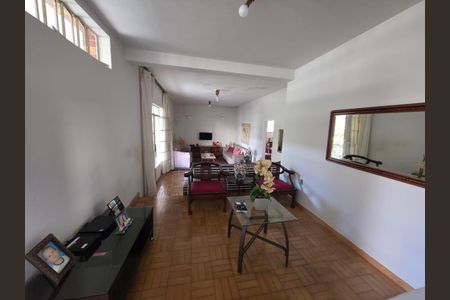 Casa à venda com 4 quartos, 241m² em Santo Antônio, Belo Horizonte