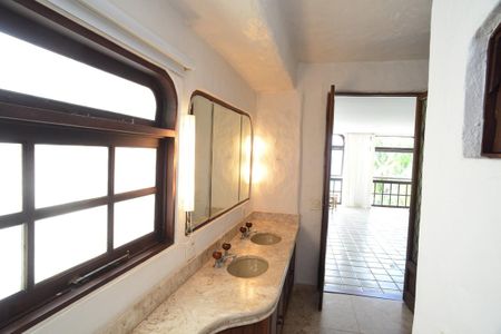 Casa de condomínio à venda com 461m², 4 quartos e 2 vagas Casa de condomínio à venda com 461m², 4 quartos e 2 vagasBanheiro da Suíte 2