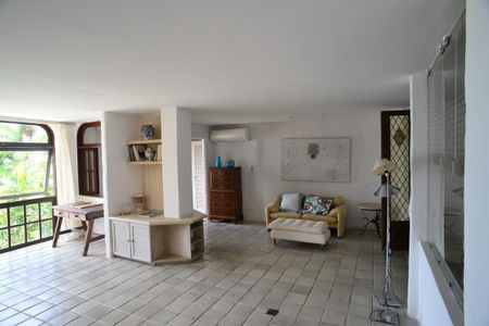 Casa de condomínio à venda com 461m², 4 quartos e 2 vagas Casa de condomínio à venda com 461m², 4 quartos e 2 vagasSuíte 2