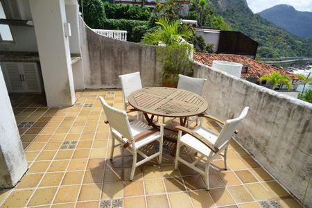 Casa de condomínio à venda com 461m², 4 quartos e 2 vagas Casa de condomínio à venda com 461m², 4 quartos e 2 vagasVaranda da Suíte 3