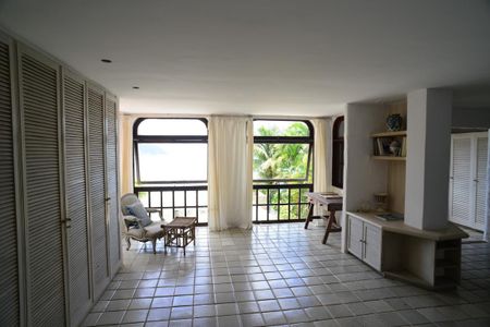 Casa de condomínio à venda com 461m², 4 quartos e 2 vagas Casa de condomínio à venda com 461m², 4 quartos e 2 vagasSuíte 2