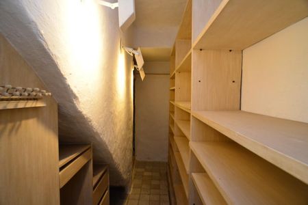 Casa de condomínio à venda com 461m², 4 quartos e 2 vagas Casa de condomínio à venda com 461m², 4 quartos e 2 vagasCloset da Suíte 2