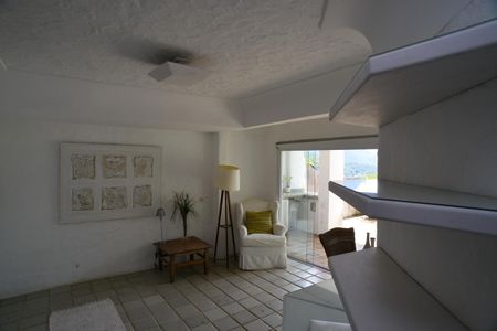 Casa de condomínio à venda com 461m², 4 quartos e 2 vagas Casa de condomínio à venda com 461m², 4 quartos e 2 vagasEscritório