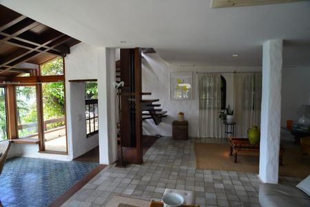 Casa de condomínio à venda com 461m², 4 quartos e 2 vagas Casa de condomínio à venda com 461m², 4 quartos e 2 vagasSala