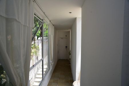 Casa de condomínio à venda com 461m², 4 quartos e 2 vagas Casa de condomínio à venda com 461m², 4 quartos e 2 vagasCorredor