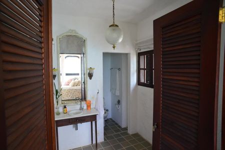 Casa de condomínio à venda com 461m², 4 quartos e 2 vagas Casa de condomínio à venda com 461m², 4 quartos e 2 vagasBanheiro da Suíte 1