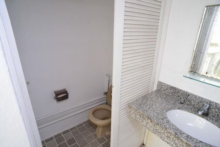 Casa de condomínio à venda com 461m², 4 quartos e 2 vagas Casa de condomínio à venda com 461m², 4 quartos e 2 vagasBanheiro de Serviço