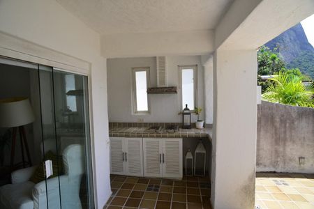 Casa de condomínio à venda com 461m², 4 quartos e 2 vagas Casa de condomínio à venda com 461m², 4 quartos e 2 vagasVaranda da Suíte 3