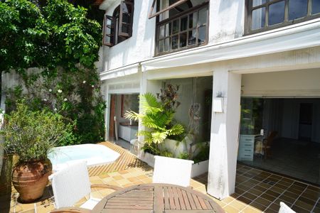 Casa de condomínio à venda com 461m², 4 quartos e 2 vagas Casa de condomínio à venda com 461m², 4 quartos e 2 vagasVaranda da Suíte 3