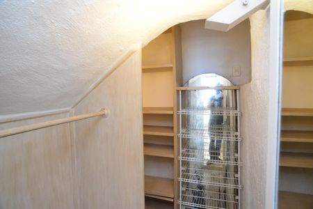 Casa de condomínio à venda com 461m², 4 quartos e 2 vagas Casa de condomínio à venda com 461m², 4 quartos e 2 vagasCloset da Suíte 2