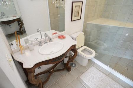 Casa de condomínio à venda com 461m², 4 quartos e 2 vagas Casa de condomínio à venda com 461m², 4 quartos e 2 vagasBanheiro da Suíte 4