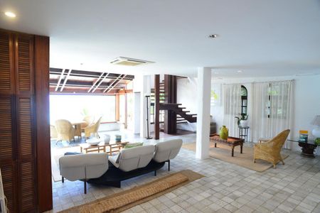 Casa de condomínio à venda com 461m², 4 quartos e 2 vagas Casa de condomínio à venda com 461m², 4 quartos e 2 vagasSala