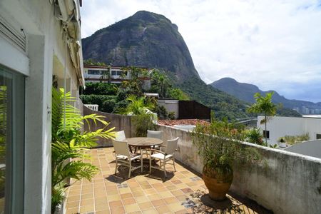 Casa de condomínio à venda com 461m², 4 quartos e 2 vagas Casa de condomínio à venda com 461m², 4 quartos e 2 vagasVaranda da Suíte 3