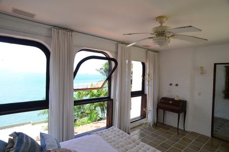 Casa de condomínio à venda com 461m², 4 quartos e 2 vagas Casa de condomínio à venda com 461m², 4 quartos e 2 vagasSuíte 1