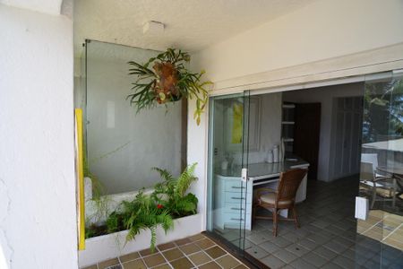 Casa de condomínio à venda com 461m², 4 quartos e 2 vagas Casa de condomínio à venda com 461m², 4 quartos e 2 vagasVaranda da Suíte 3