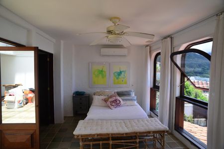 Casa de condomínio à venda com 461m², 4 quartos e 2 vagas Casa de condomínio à venda com 461m², 4 quartos e 2 vagasSuíte 1