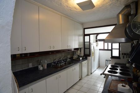 Casa de condomínio à venda com 461m², 4 quartos e 2 vagas Casa de condomínio à venda com 461m², 4 quartos e 2 vagasCozinha