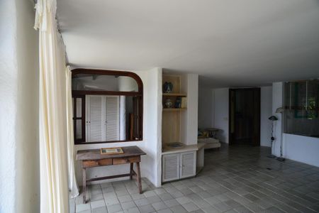 Casa de condomínio à venda com 461m², 4 quartos e 2 vagas Casa de condomínio à venda com 461m², 4 quartos e 2 vagasSuíte 2