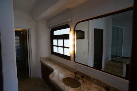 Casa de condomínio à venda com 461m², 4 quartos e 2 vagas Casa de condomínio à venda com 461m², 4 quartos e 2 vagasBanheiro da Suíte 2