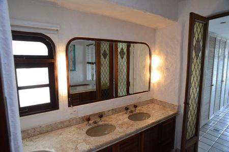 Casa de condomínio à venda com 461m², 4 quartos e 2 vagas Casa de condomínio à venda com 461m², 4 quartos e 2 vagasBanheiro da Suíte 2