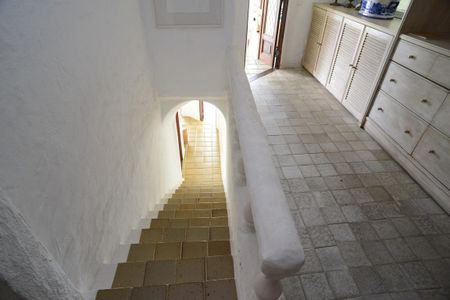 Casa de condomínio à venda com 461m², 4 quartos e 2 vagas Casa de condomínio à venda com 461m², 4 quartos e 2 vagasEscada