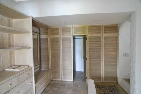 Casa de condomínio à venda com 461m², 4 quartos e 2 vagas Casa de condomínio à venda com 461m², 4 quartos e 2 vagasCloset da Suíte 1