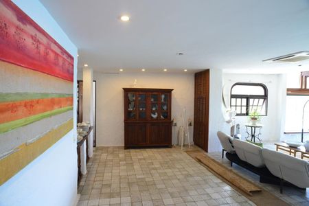 Casa de condomínio à venda com 461m², 4 quartos e 2 vagas Casa de condomínio à venda com 461m², 4 quartos e 2 vagasSala