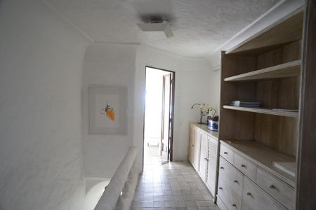 Casa de condomínio à venda com 461m², 4 quartos e 2 vagas Casa de condomínio à venda com 461m², 4 quartos e 2 vagasCloset da Suíte 1