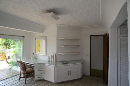 Casa de condomínio à venda com 461m², 4 quartos e 2 vagas Casa de condomínio à venda com 461m², 4 quartos e 2 vagasEscritório