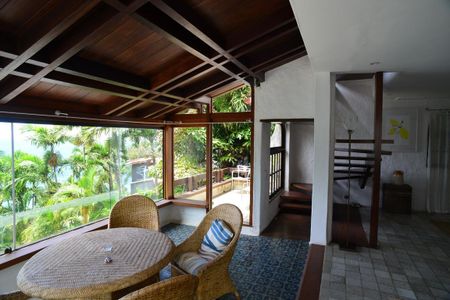 Casa de condomínio à venda com 461m², 4 quartos e 2 vagas Casa de condomínio à venda com 461m², 4 quartos e 2 vagasVaranda