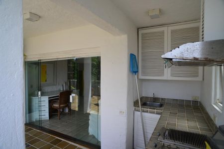 Casa de condomínio à venda com 461m², 4 quartos e 2 vagas Casa de condomínio à venda com 461m², 4 quartos e 2 vagasVaranda da Suíte 3