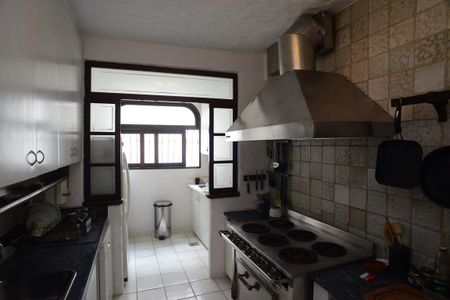 Casa de condomínio à venda com 461m², 4 quartos e 2 vagas Casa de condomínio à venda com 461m², 4 quartos e 2 vagasCozinha