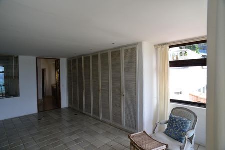 Casa de condomínio à venda com 461m², 4 quartos e 2 vagas Casa de condomínio à venda com 461m², 4 quartos e 2 vagasSuíte 2