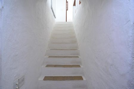 Casa de condomínio à venda com 461m², 4 quartos e 2 vagas Casa de condomínio à venda com 461m², 4 quartos e 2 vagasEscada