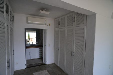 Casa de condomínio à venda com 461m², 4 quartos e 2 vagas Casa de condomínio à venda com 461m², 4 quartos e 2 vagasEscritório