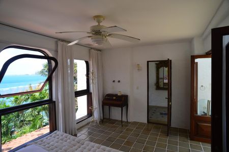 Casa de condomínio à venda com 461m², 4 quartos e 2 vagas Casa de condomínio à venda com 461m², 4 quartos e 2 vagasSuíte 1