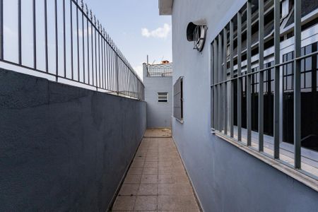 Casa à venda com 106m², 4 quartos e 2 vagasQuintal - Corredor lateral